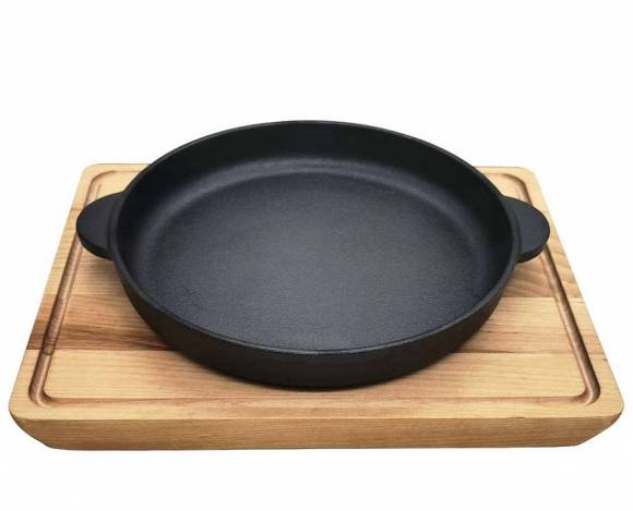 Сковорода порц. d=18 см. h=3 см. чугун. с 2 ручками на дерев. подставке /1/6/ Сковорода порц. d=18 см. h=3 см. чугун. с 2 ручками на дерев. подставке /1/6/